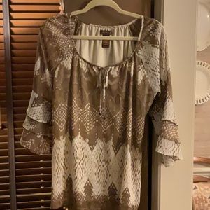 Gorgeous tan and white pattern top. Nice sleeves, great w/ white jeans.